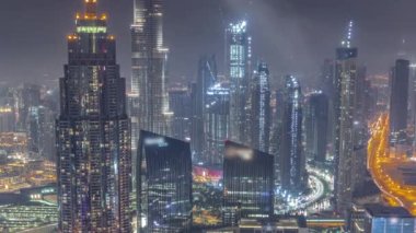 Tüm gece boyunca Dubai şehir merkezindeki en yüksek kulelerin gökyüzü manzarası ve ışıkları kapalı. Finansal bölge ve şehir merkezindeki iş alanı. Gökdelen ve yüksek binalar