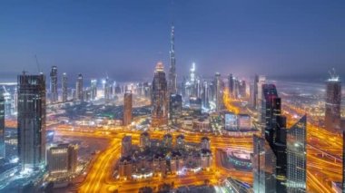 Dubai şehir merkezindeki en yüksek kulelerden oluşan hava manzarası. Gün doğmadan önce geçiş zamanı. Finansal bölge ve şehir merkezindeki iş alanı. Gökdelen ve gökdelen