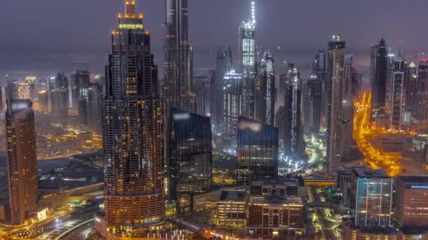 迪拜市中心最高的塔楼的空中景观 从夜到天的过渡时间在日出前就过去了 智能城市的金融区和商业区 摩天大楼和高层办公室 — 图库视频影像