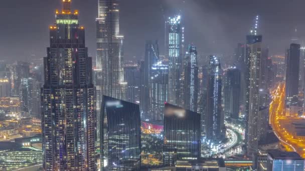 迪拜市中心最高的塔楼的空中景观在通宵的时间里随着灯光的熄灭而消失 智能城市的金融区和商业区 摩天大楼和高层大楼 — 图库视频影像