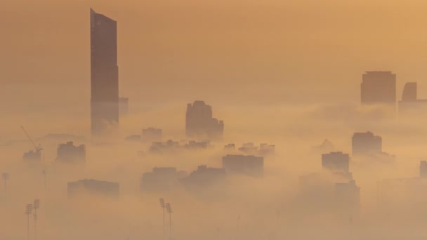 Skyline Ciudad Dubai Con Rascacielos Modernos Cubiertos Por Niebla Mañana — Vídeo de stock