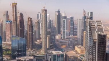 Şehir merkezinin ufuk çizgisi, modern mimari biçimli, zaman çizgisinin üstünde. Dubai iş hangarı kulelerinin hava görüntüsü. Birçok gökdelen yapım aşamasında