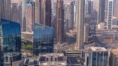 Dubai şehir merkezindeki en yüksek kulelerin gökyüzü manzarası ve karayolu zaman çizelgesi. Finansal bölge ve şehir merkezindeki iş alanı. Gökdelen ve yüksek binalar