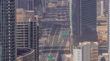 Dubai şehir merkezindeki üst geçit kavşağında yoğun trafik var. Kuleler ve BAE arasında otoyol kavşağında çok sayıda araba hareket ediyor