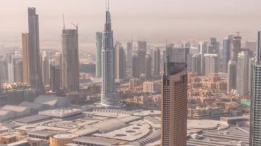 Dubai 'deki en yüksek kulelerin gökyüzü ve alışveriş merkezinin zaman çizelgesi. Finansal bölge ve şehir merkezindeki iş alanı. Gökdelen ve yüksek binalar