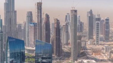 Dubai şehir merkezindeki en yüksek kulelerin gökyüzü manzarası ve karayolu zaman çizelgesi. Finansal bölge ve şehir merkezindeki iş alanı. Gökdelen ve yüksek binalar yapım aşamasında
