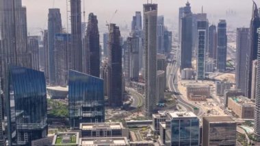 Dubai şehir merkezindeki en yüksek kulelerin havadan görünüşü ve tüm gün boyunca gölgeler hızla ilerlerken karayolu zaman çizelgesi. Finansal bölge ve şehir merkezindeki iş alanı. Gökdelen ve yüksek