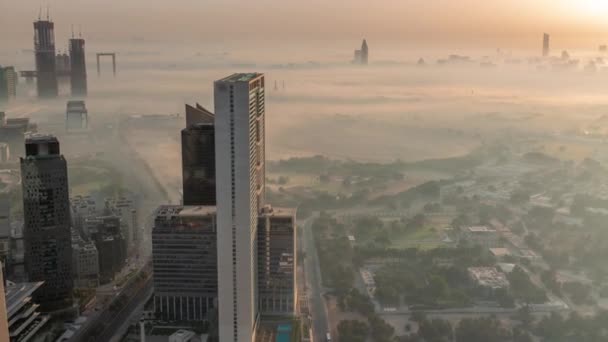 迪拜时间的晨雾笼罩了金融中心附近摩天大楼的空中景观 新双塔的建筑工地 日出后的迪拜和迪拉地区背景 — 图库视频影像