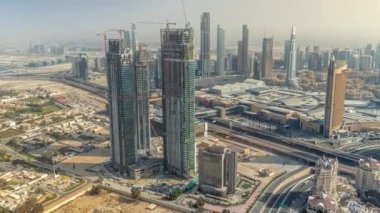 Dubai şehir merkezinde büyük ölçekli bir konut kompleksi inşaatı var. İnşaat vinçleri hava zaman ayarlı. Alışveriş merkezli panoramik gökyüzü