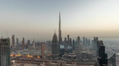 Dubai şehir merkezindeki en yüksek kulelerden oluşan bir hava manzarası ve günden geceye geçiş zamanı. Finansal bölge ve şehir merkezindeki iş alanı. Gökdelen ve yüksek binalar