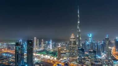 Dubai şehir merkezindeki en yüksek kulelerden oluşan hava manzarası ve dere bölgesindeki karayolu zaman çizelgesi. Finansal bölge ve şehir merkezindeki iş alanı. Gökdelen ve yüksek binalar