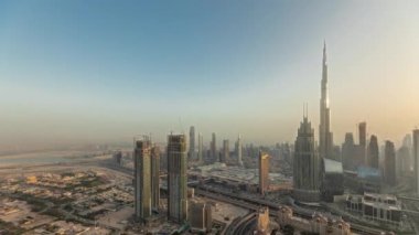 Panorama, gün batımından önce Dubai şehir merkezindeki en yüksek kuleleri ve karayolu zaman çizgisini gösteriyor. Finansal bölge ve şehir merkezindeki iş alanı. Gökdelen ve gökdelen