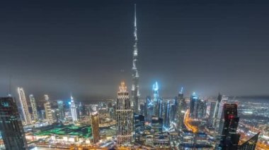 Dubai şehir merkezindeki en yüksek kulelerin ve karayolu zaman çizelgesinin havadan görünüşü. Finansal bölge ve şehir merkezindeki iş alanı. Gökdelen ve yüksek binalar