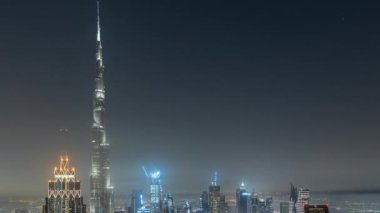 Dubai şehir merkezindeki en yüksek kulelerin ve karayolu kavşağının hava görüntüsü. Finansal bölge ve şehir merkezindeki iş alanı. Gökdelen ve yüksek binalar