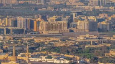 Dubai şehrinin gökdelenleri ve Deira ve Zabeel bölgesindeki camii yukarıdan Birleşik Arap Emirlikleri 'ne göre hava zaman çizelgesi. Uçakların arka planına sahip havaalanı