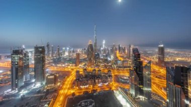 Dubai şehir merkezindeki en yüksek kulelerin hava görüntüsü. Gün doğumundan önce gece gündüz geçiş zamanı. Finansal bölge ve Moon 'la birlikte şehir merkezindeki iş alanı. Gökdelen ve gökdelen