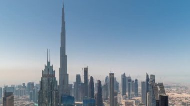 Dubai şehir merkezindeki en yüksek kulelerin hava manzarası ve tüm gün boyunca karayolu zaman çizelgesi. Gökdelen ve gölgeleri hızlı hareket eden yüksek binalar