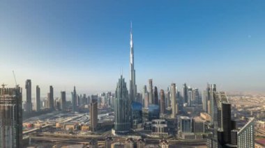 Dubai şehir merkezindeki en yüksek kulelerin hava panoramik görüntüsü ve tüm gün boyunca karayolu zaman çizelgesi. Finansal bölge ve iş alanlarında gölgeler hızla ilerliyor..