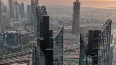 Şehir merkezinin ufuk çizgisi, modern mimari biçimli, zaman çizgisinin üstünde. Karayolu boyunca ve büyük kavşağın yanında bulunan Dubai iş hangarı kulelerinin hava görüntüsü