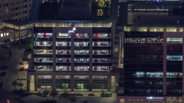 夜间空中飞行时带着发光的全景窗户的办公楼 在有开放空间的摩天大楼中发光 阿联酋 — 图库视频影像