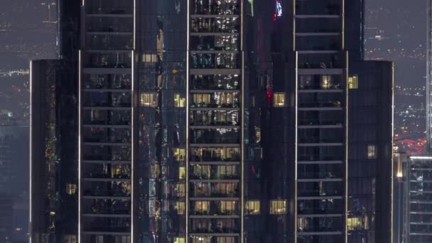 Jendela Panorama Beriluminasi Apartemen Sebuah Bangunan Kelas Tinggi Malam Hari — Stok Video