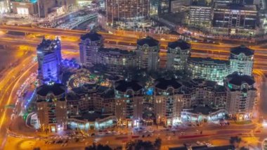 Dubai şehir merkezindeki üst geçit kavşağında yoğun trafik var. Birçok araba oteller ve ofis binaları, BAE etrafında kavşakta hareket ediyor