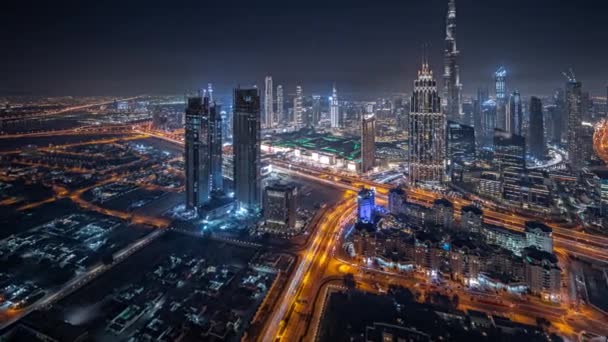 全景显示的是迪拜下城最高的塔楼的空中景观和高速公路夜间的全景 智能城市的金融区和商业区 摩天大楼和高楼 — 图库视频影像