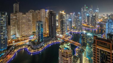 Dubai Marina ve JDR bölgesindeki çeşitli gökdelenlerin görüntüsü suni kanallı gece hava saatleri. Pek çok kule ve yat