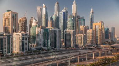 Dubai marinası gökdelenlerin en yüksek binası. JLT bölgesinden apartman binalarına, otellere ve iş kulelerine hava manzarası. Otoyolda trafik vardı.