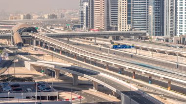 Dubai metro istasyonunun gelecekteki binası ve Dubai Marina hava zaman aralığındaki lüks gökdelenler. Sheikh Zayed karayolu üst geçidinde trafik var, Birleşik Arap Emirlikleri 'nin otoparkı yakınında.