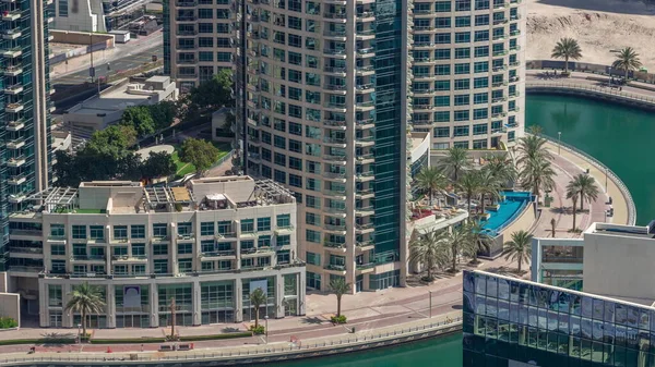 Dubai Marina Rıhtımı ve şehir gezinti zamanı yukarıdan. Kanallar boyunca gökdelenlerin havadan görüntüsü. İç bahçede yeşil bahçe