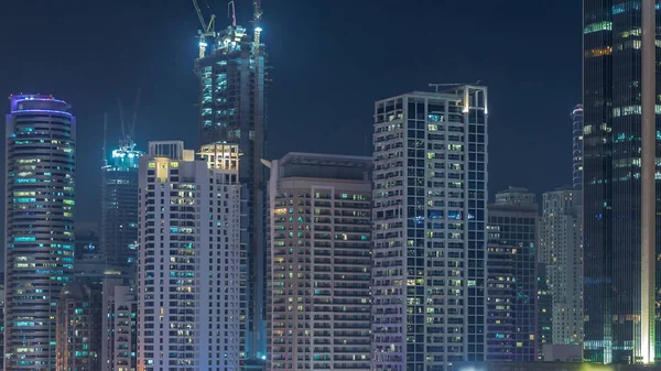 ドバイ マリーナの高層ビルやシェイク ザイード通りには地下鉄の夜間空路がある 建設現場と近代的な塔の近くの高速道路上の交通 アラブ首長国連邦 — ストック写真