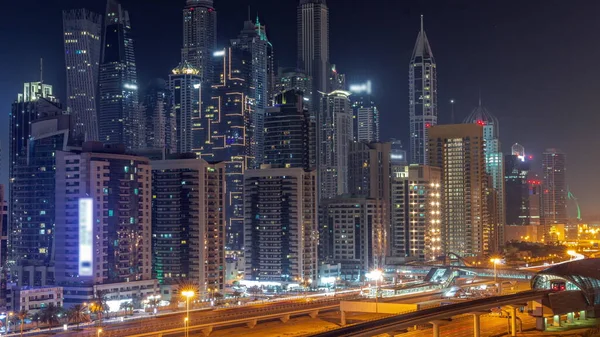 迪拜港湾最高的摩天大楼在通宵的时间里灯火通明 Jlt区至公路附近公寓楼 酒店和办公大楼的空中景观 — 图库照片