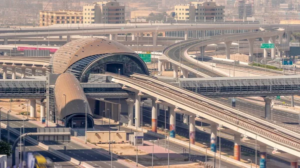 Futuristisk Byggnad Dubai Tunnelbanestation Och Lyxiga Skyskrapor Bakom Dubai Marina — Stockfoto