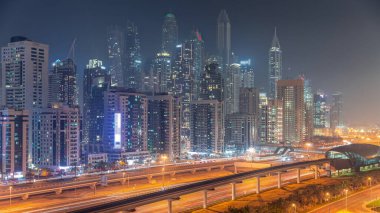 Dubai marinası gökdelenlerin en yüksek binası. JLT bölgesinden apartman binalarına, otellere ve metro istasyonu yakınlarındaki iş kulelerine hava manzarası