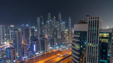 Dubai marinası gökdelenlerin en yüksek binası. JLT bölgesinden apartman binalarına, otellere ve yukarıdan otoyola yakın aydınlık ofis kulelerine hava manzarası