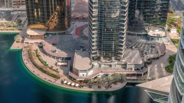 Dubai çoklu emtia merkezi karma kullanım bölgesinin bir parçası olan JLT bölgesi hava zaman diliminde uzun konut binaları. Birçok restoran göl kıyısında.