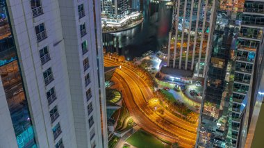 Dubai çok amaçlı emtialar merkezi karma kullanım bölgesinin bir parçası olan JLT hava sahasındaki uzun konut binaları. Eğri yol trafiğine tepeden bakıyor