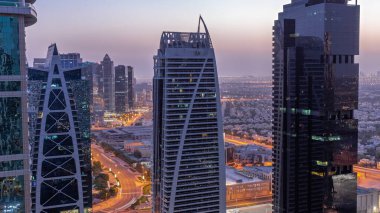 Dubai çok amaçlı emtia merkezi karma kullanım bölgesinin bir parçası olan JLT bölge hava sahasındaki uzun binalar. Arka planda villalar ve yol trafiği