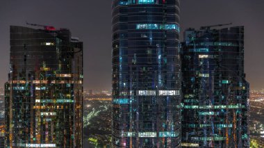 Dubai çok amaçlı emtialar merkezi karma kullanım bölgesinin bir parçası olan JLT hava sahasındaki uzun konut binaları. Cam yüzeyi olan gökdelenler