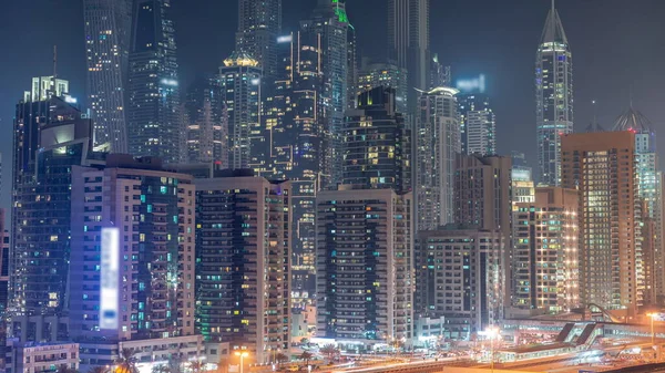 迪拜码头最高的摩天大楼 窗户明亮 夜间穿行 Jlt区至公路附近公寓楼 酒店和办公大楼的空中景观 — 图库照片