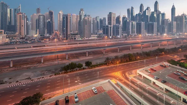 迪拜港湾最高的摩天大楼在日出前一天到晚都在变化 Jlt区至公路附近公寓楼 酒店和办公大楼的空中景观 — 图库照片