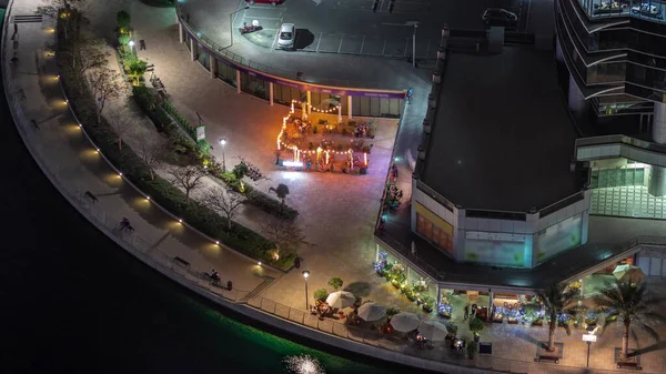 在Jlt区设有餐厅的海滨空港夜游 是迪拜多种商品中心混合使用区的一部分 照明行走区 — 图库照片