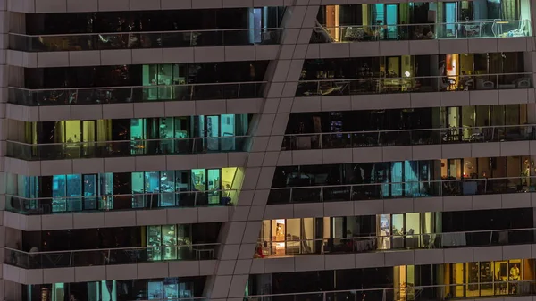 Nachtzicht Van Vele Gloeiende Ramen Appartement Woontoren Timelapse Hoge Wolkenkrabber — Stockfoto