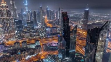 Dubai şehir merkezindeki en yüksek kulelerin ve karayolu zaman çizelgesinin havadan görünüşü. Akıllı kentsel şehrin finans bölgesi. Gökdelen ve yüksek binalar
