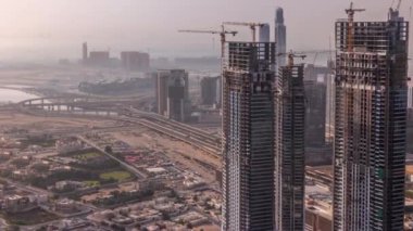 Dubai şehir merkezinde büyük ölçekli bir konut kompleksi inşaatı var. İnşaat vinçleri hava zaman ayarlı. Sabahın köründe trafiğin kesiştiği büyük yol.