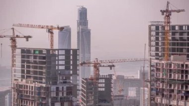 Dubai şehir merkezinde büyük ölçekli bir konut kompleksi inşaatı var. İnşaat vinçleri hava zaman ayarlı. Arkaplanda gökdelenleri olan etkinlik oluşturuluyor