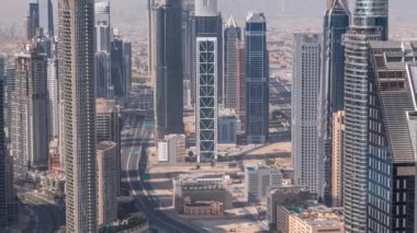 Şehir merkezinin ufuk çizgisi tüm gün boyunca modern mimari formundaydı. Gölgeleri hızla hareket eden Dubai iş kulelerinin hava manzarası