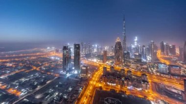 Dubai şehir merkezindeki en yüksek kulelerin gökyüzü panoramik görüntüsü. Gün doğmadan önce geçiş zamanı. Finansal bölge ve şehir merkezindeki iş alanı. Gökdelen ve gökdelen