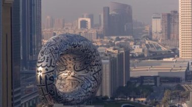 Geleceğin Müzesi uzay zaman çizelgesi ikonik torus şekilli. Akşam vakti Arapça bir şiir oluşturan paslanmaz çelik ve pencerelerin cephesi